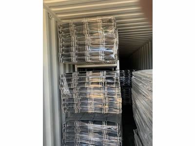 Dos containers de tablones de acero ringlock llegaron a Corona, LA.